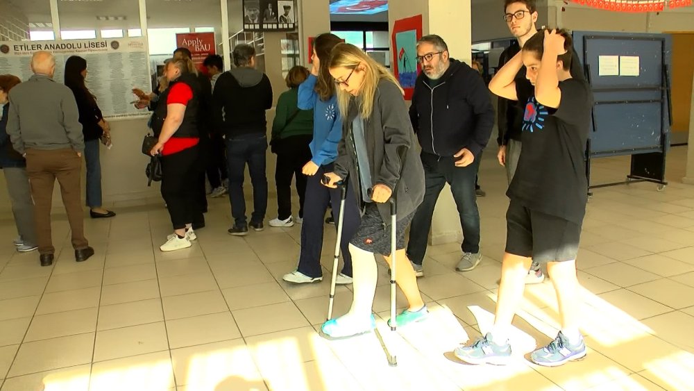 Yaşlı ve engellilerin zorlu seçim yolu...