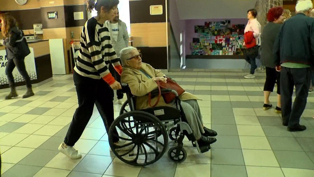 Yaşlı ve engellilerin zorlu seçim yolu...