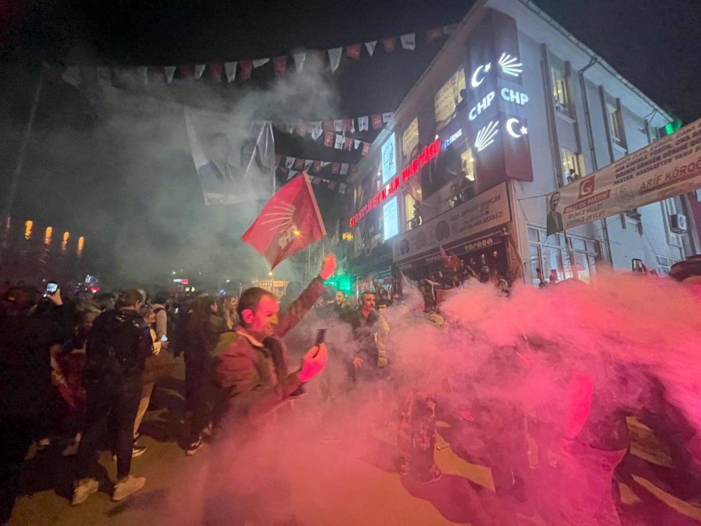 Edirne'nin ilk kadın başkanı Akın'a meşaleli kutlama