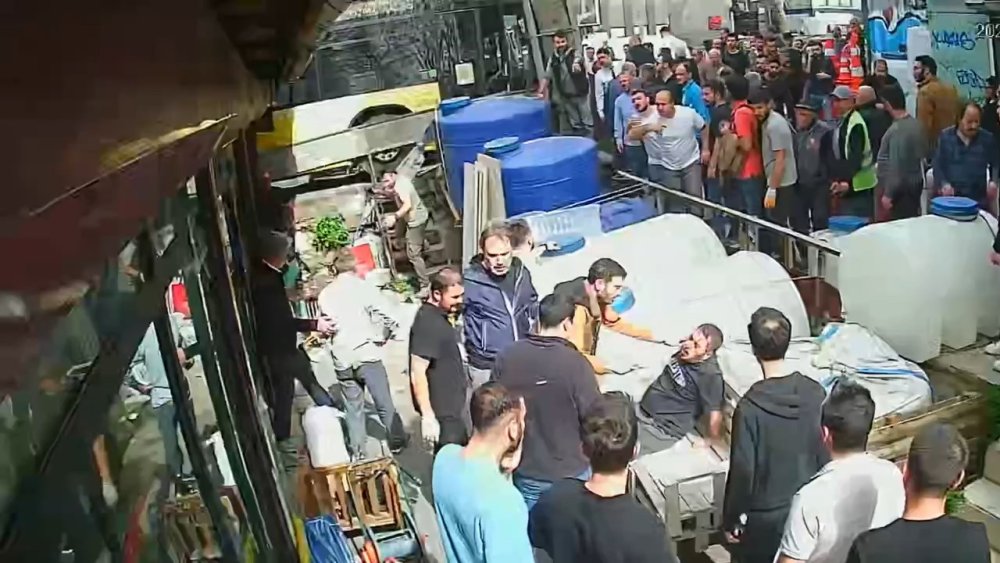 İETT otobüsü kaldırımdakilere çarptı:  2 yaralı