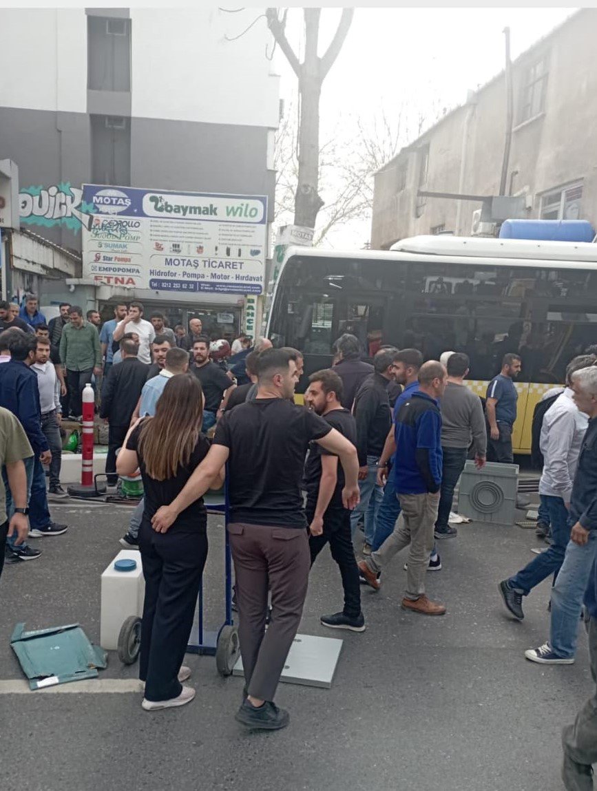 İETT otobüsü kaldırımdakilere çarptı:  2 yaralı