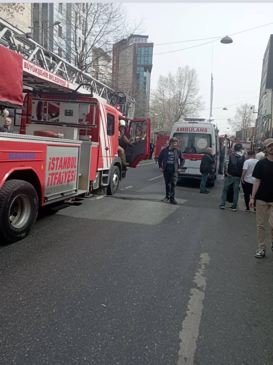 İETT otobüsü kaldırımdakilere çarptı:  2 yaralı