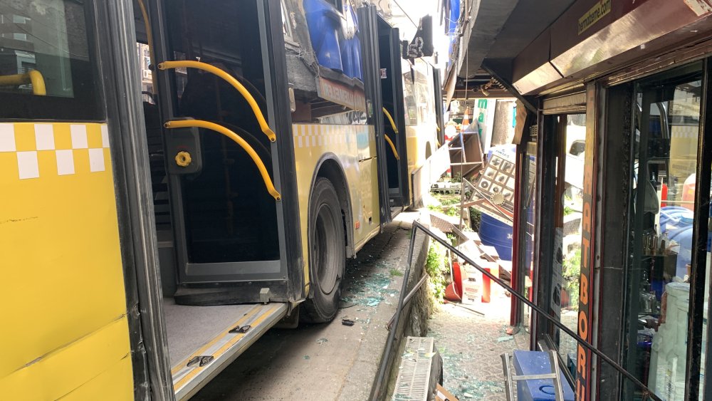 İETT otobüsü kaldırımdakilere çarptı:  2 yaralı