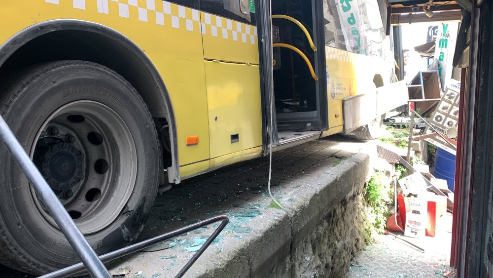 İETT otobüsü kaldırımdakilere çarptı:  2 yaralı