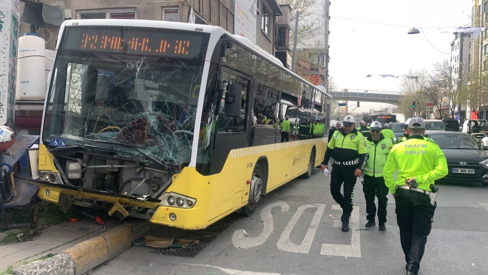 İETT otobüsü kaldırımdakilere çarptı:  2 yaralı