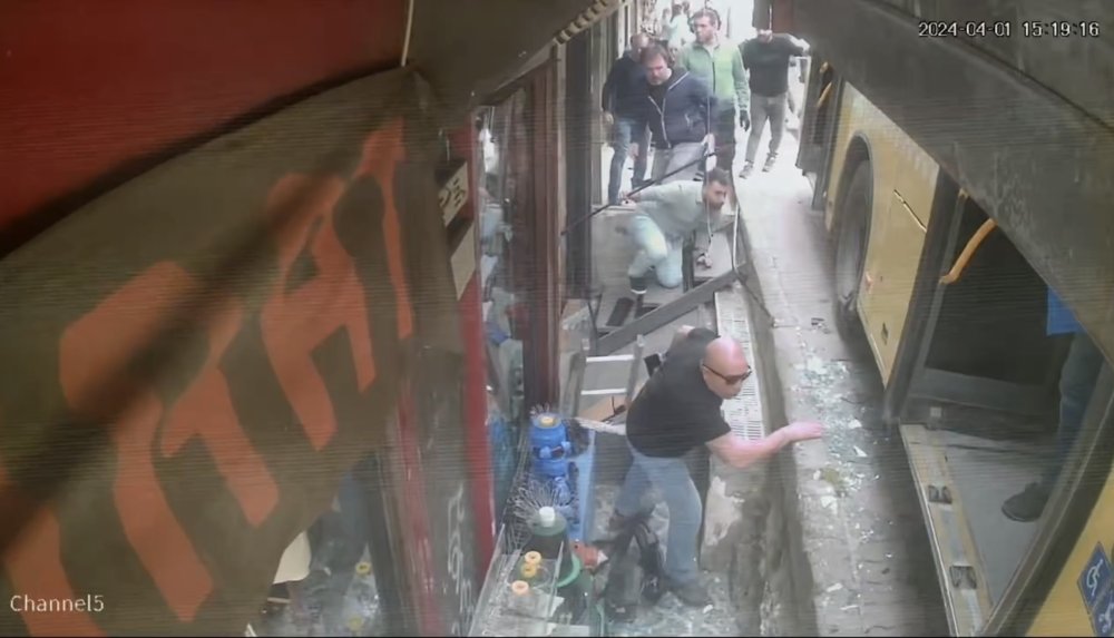 İETT otobüsü kaldırımdakilere çarptı:  2 yaralı