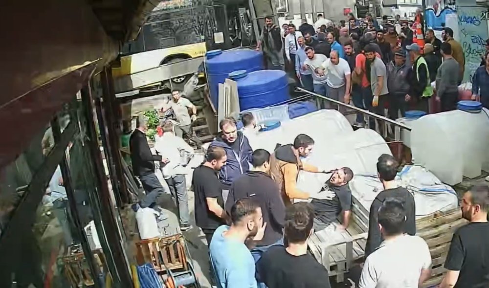 İETT otobüsü kaldırımdakilere çarptı:  2 yaralı