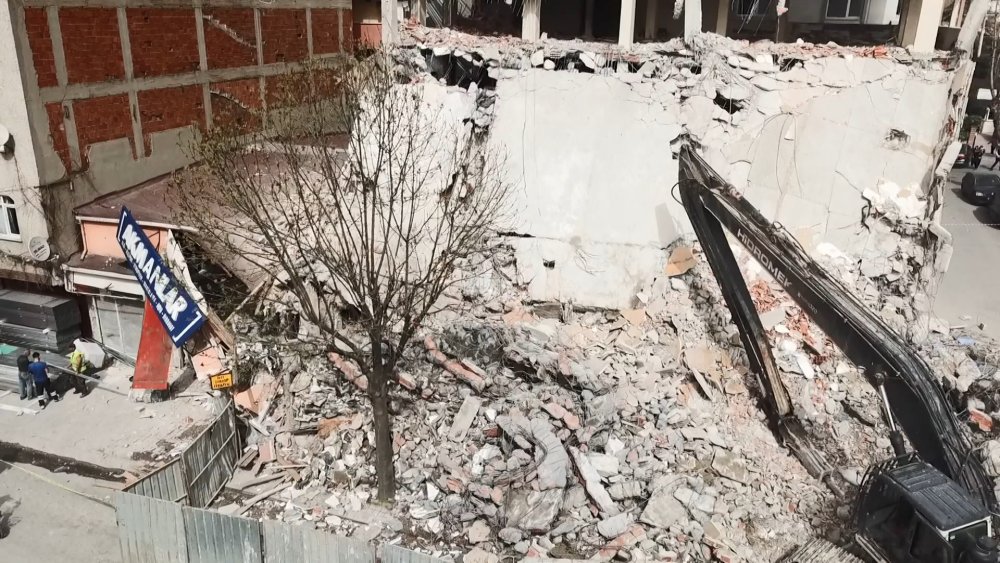 Kontrollü yıkım sırasında bina çöktü!