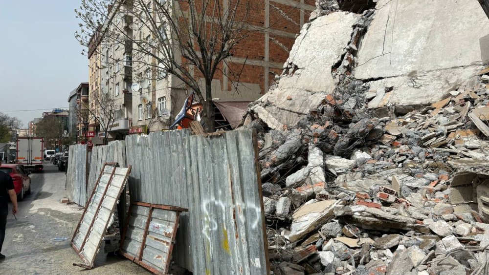 Kontrollü yıkım sırasında bina çöktü!