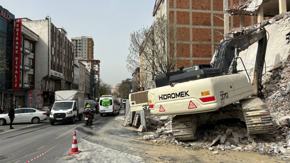 Kontrollü yıkım sırasında bina çöktü!