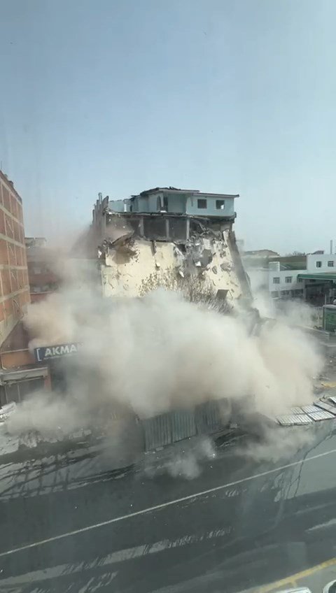 Kontrollü yıkım sırasında bina çöktü!