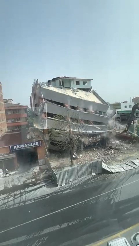 Kontrollü yıkım sırasında bina çöktü!