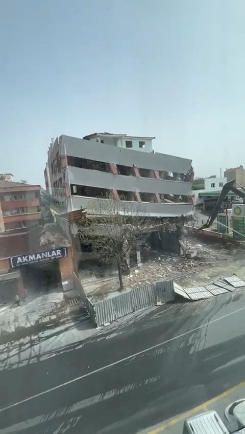 Kontrollü yıkım sırasında bina çöktü!