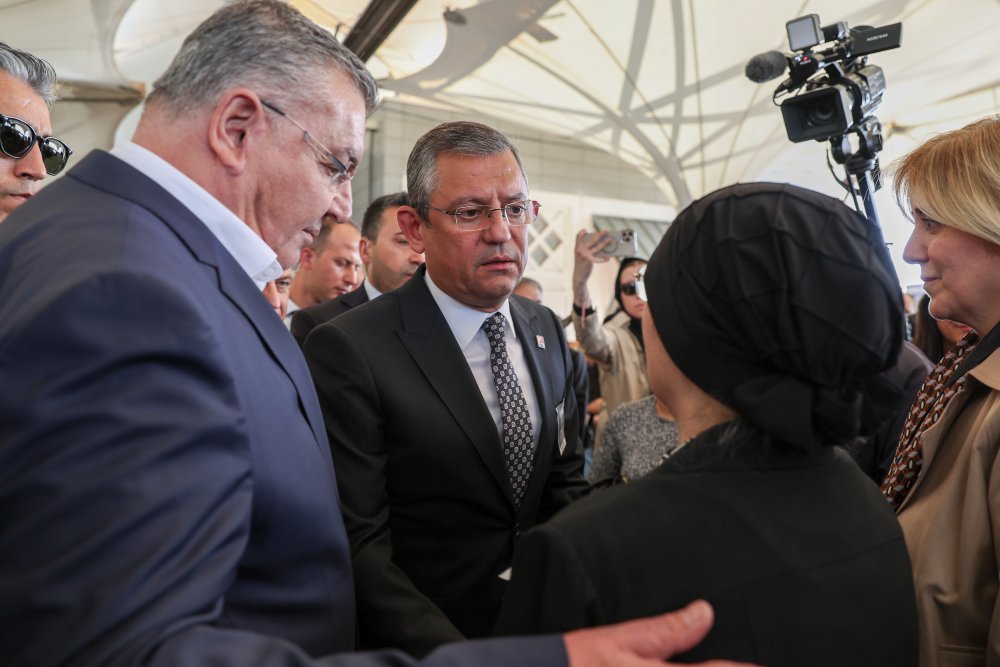 Özel, Siyamoğlu'nun kayınpederinin cenaze törenine katıldı