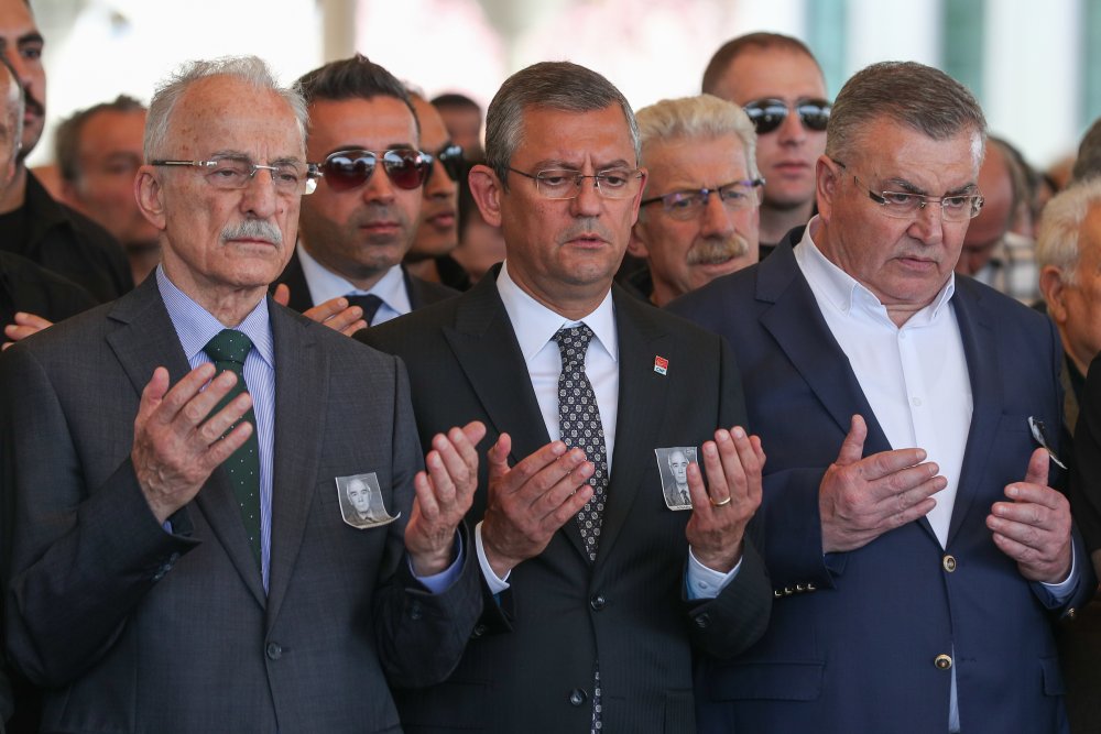 Özel, Siyamoğlu'nun kayınpederinin cenaze törenine katıldı