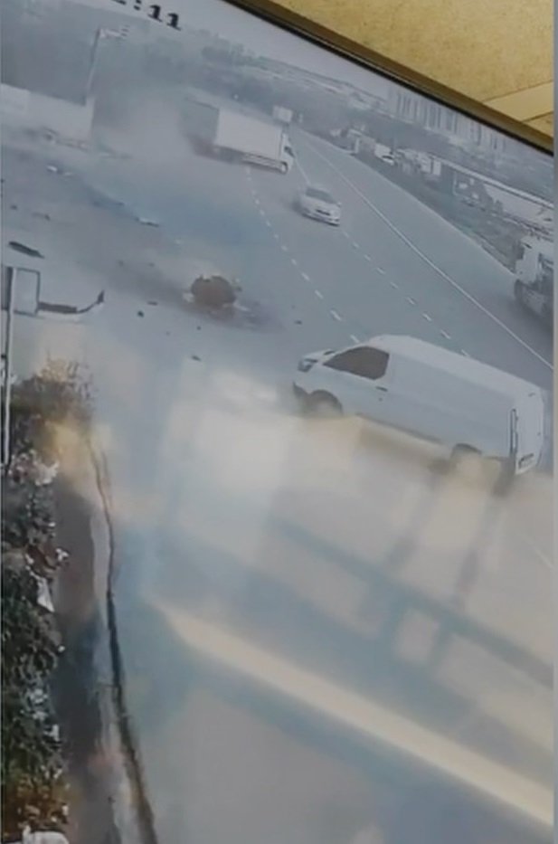 Esenyurt'ta kaza: Araç savrularak takla attı