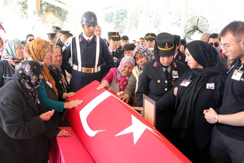 Kaza şehidi astsubaya acı veda: Gözyaşları sel oldu