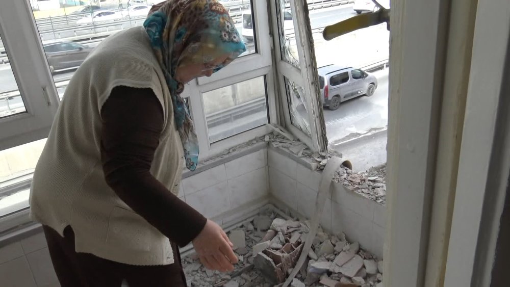 Yıkılan binanın bitişiğindeki apartmanın balkon duvarının olmadığı ortaya çıktı