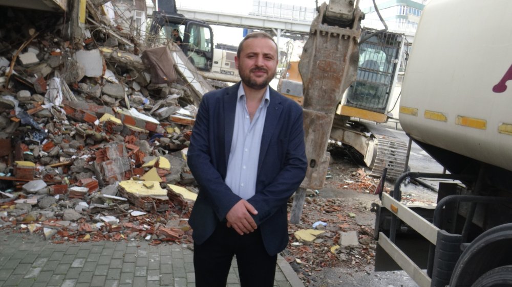 Yıkılan binanın bitişiğindeki apartmanın balkon duvarının olmadığı ortaya çıktı