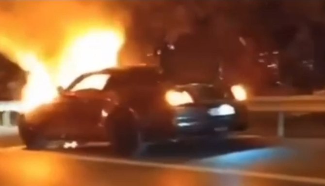 Lüks otomobil alevlere teslim oldu