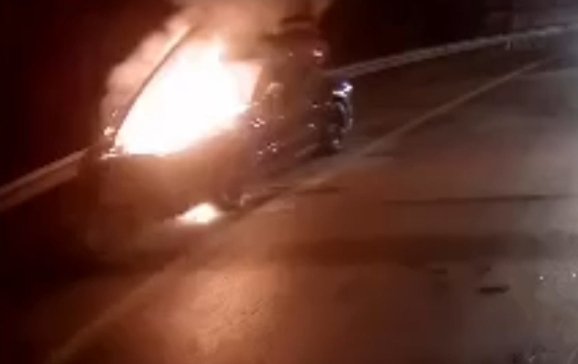 Lüks otomobil alevlere teslim oldu