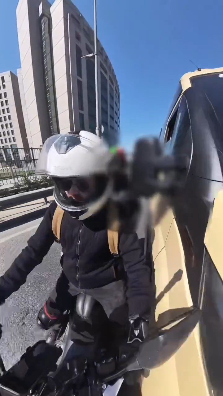 Motosikletlileri görmezden gelen sürücülerin kazaları kamerada