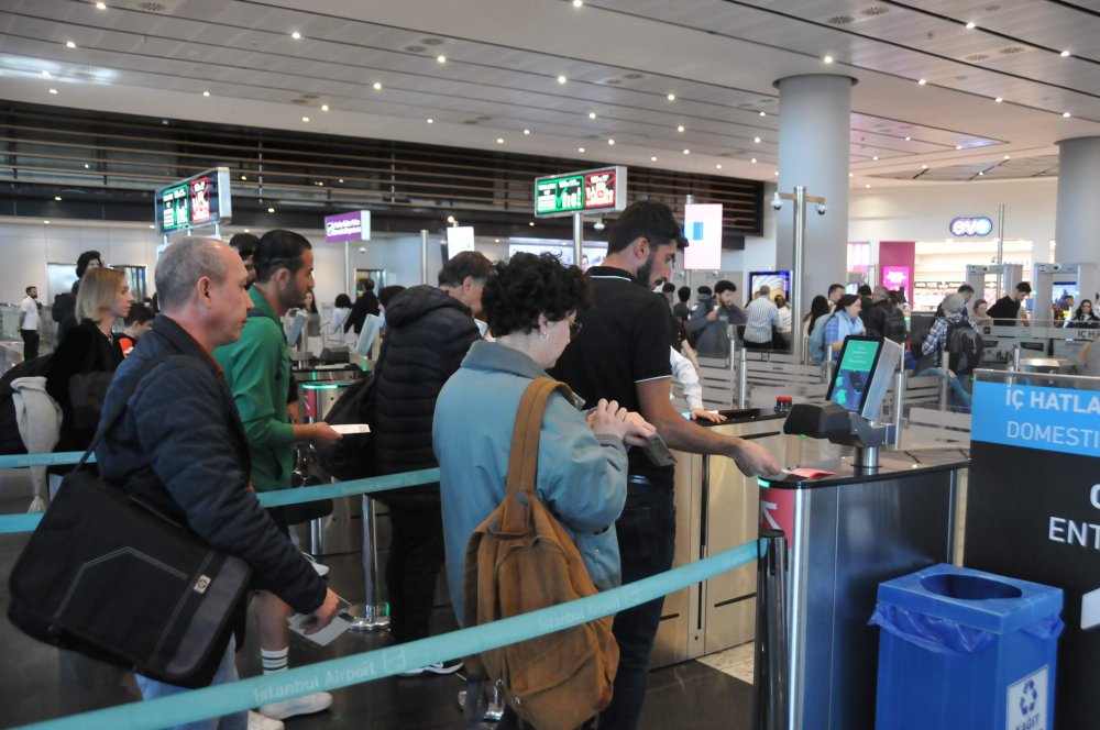İstanbul Havalimanı'nda bayram tatili yoğunluğu: Kontrol noktalarında kuyruk oluştu
