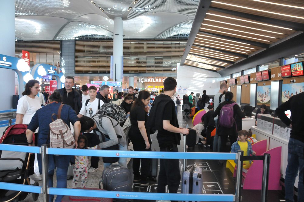 İstanbul Havalimanı'nda bayram tatili yoğunluğu: Kontrol noktalarında kuyruk oluştu