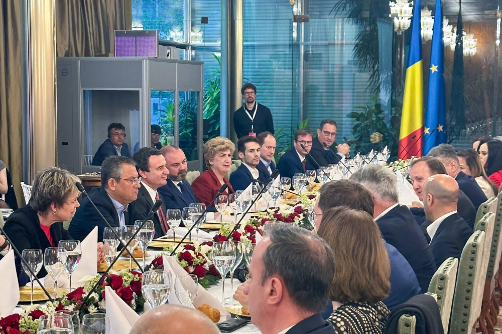 Özgür Özel'in seçimlerin ardından ilk yurt dışı seyahati Bükreş'e: 'Çok önemli bir zafer elde ettiler'