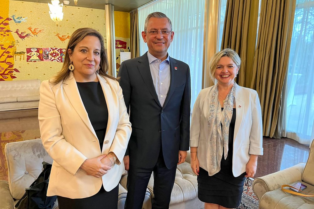 Özgür Özel'in seçimlerin ardından ilk yurt dışı seyahati Bükreş'e: 'Çok önemli bir zafer elde ettiler'