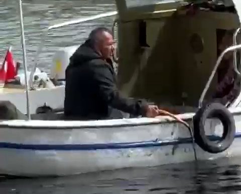 Denize yağ boşalttığı iddia edilen balıkçı, yorumları okurken fenalaşıp öldü!