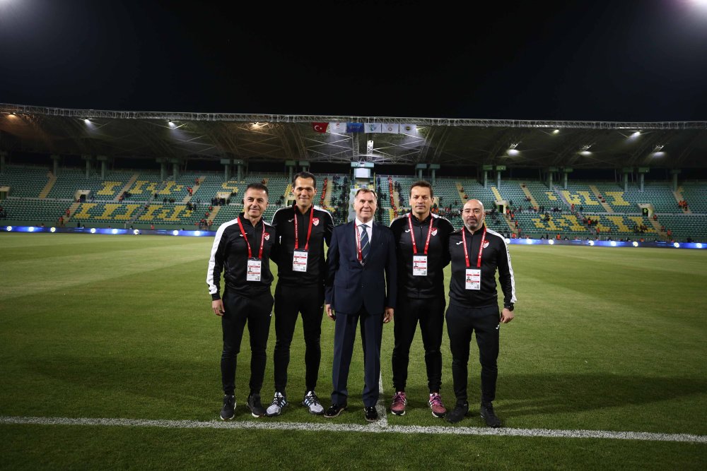 Fenerbahçe U19 Takımı sahaya çıktı