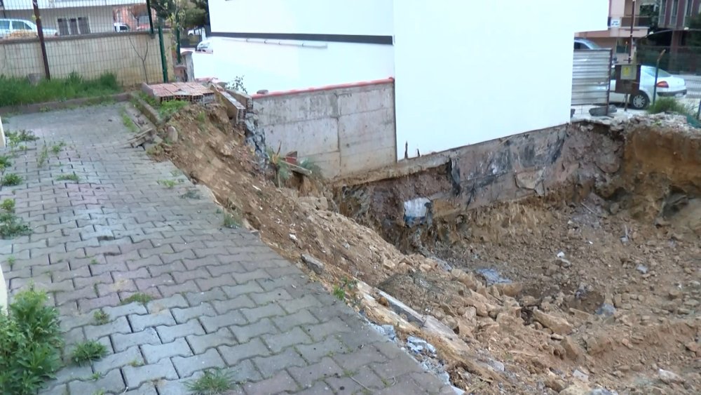 Temel kazısında yan binanın istinat duvarı çöktü!