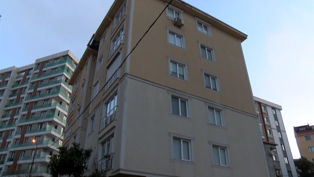 Temel kazısında yan binanın istinat duvarı çöktü!