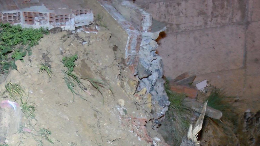 Temel kazısında yan binanın istinat duvarı çöktü!