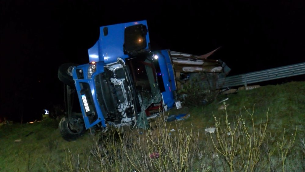 TIR, kargo kamyonuna çarptı: Yaralılar var