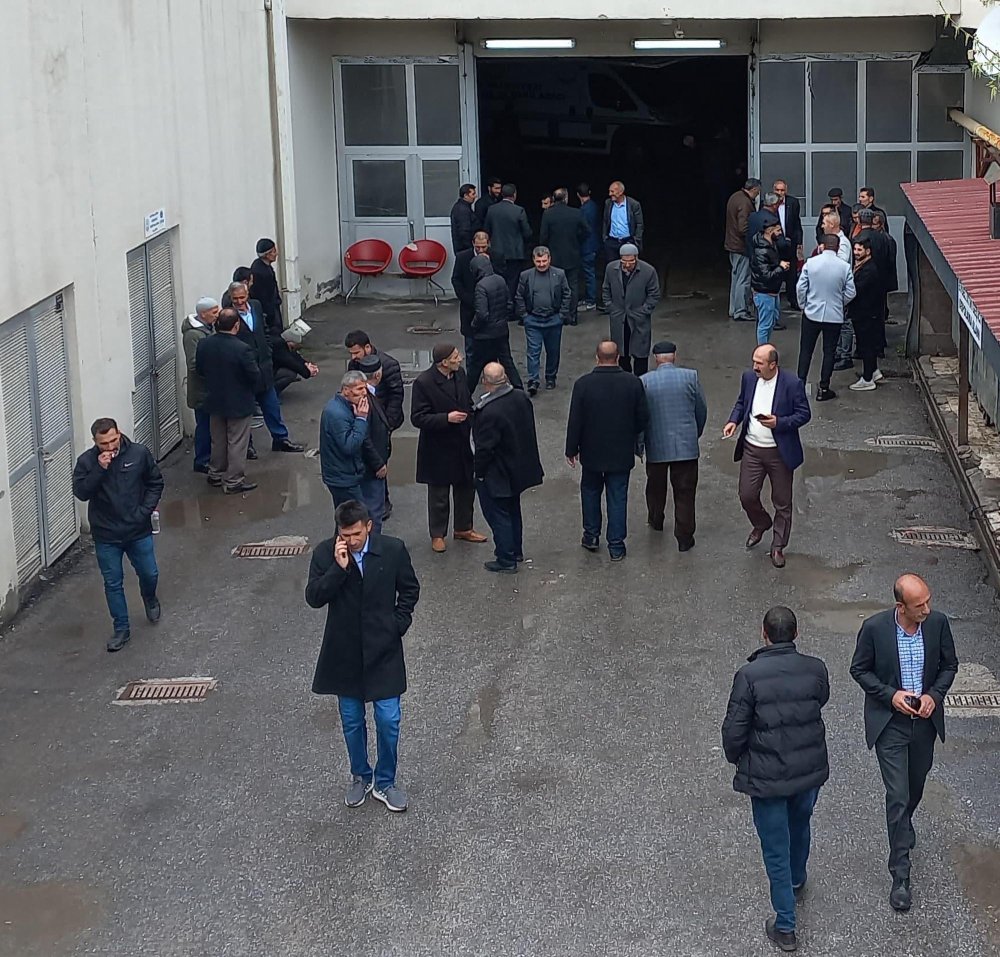 Baba ve oğulları köy muhtarını canına kıydı