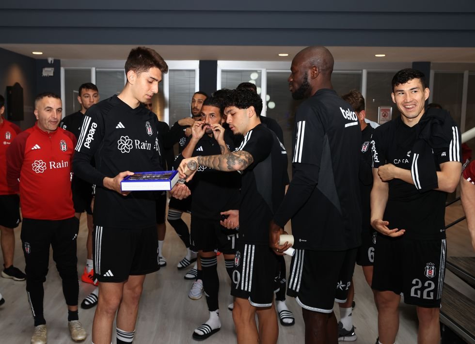 Beşiktaş'ta Futbol A Takımı bayramlaştı