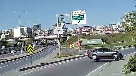 Esenyurt'ta otomobil devrildi