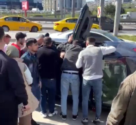 Esenyurt'ta otomobil devrildi