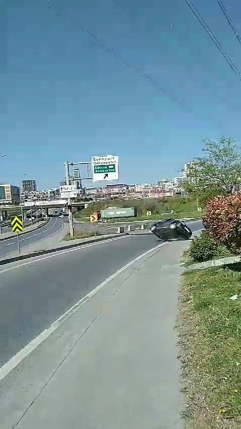 Esenyurt'ta otomobil devrildi