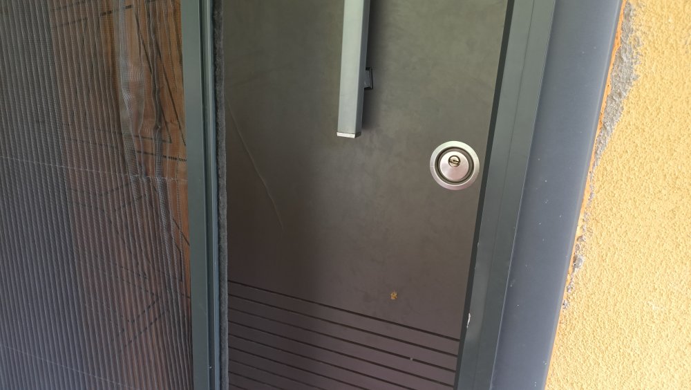 Evinin kapısına mermi isabet etti