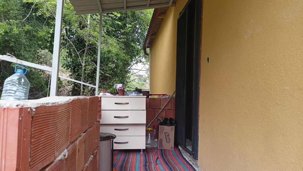 Evinin kapısına mermi isabet etti