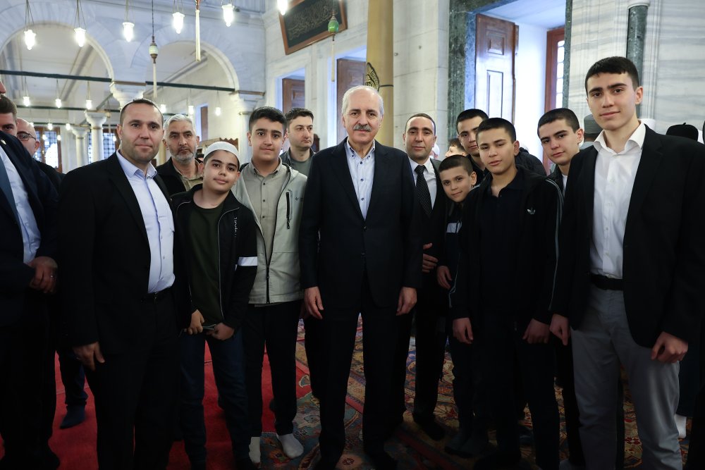 Numan Kurtulmuş bayram namazını Fatih Camii'nde kıldı