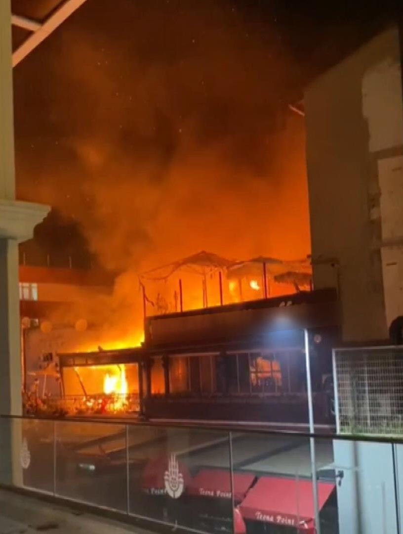 Üsküdar'da kafe alev alev yandı