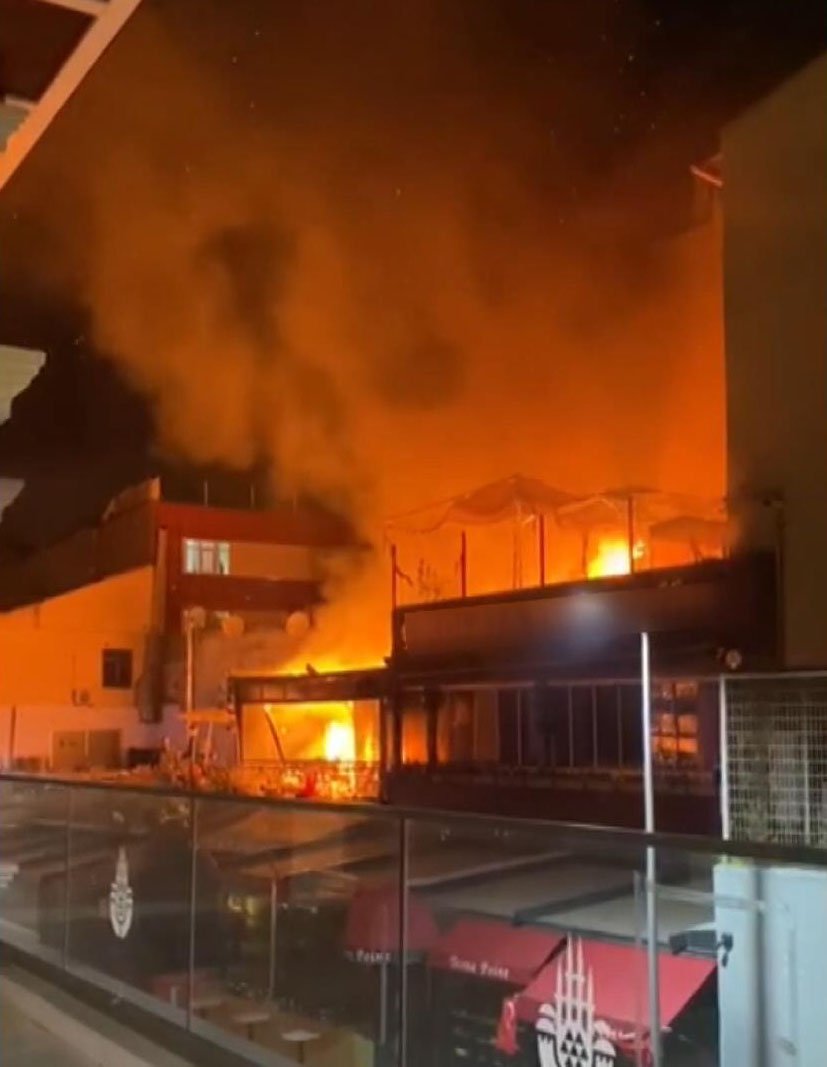 Üsküdar'da kafe alev alev yandı