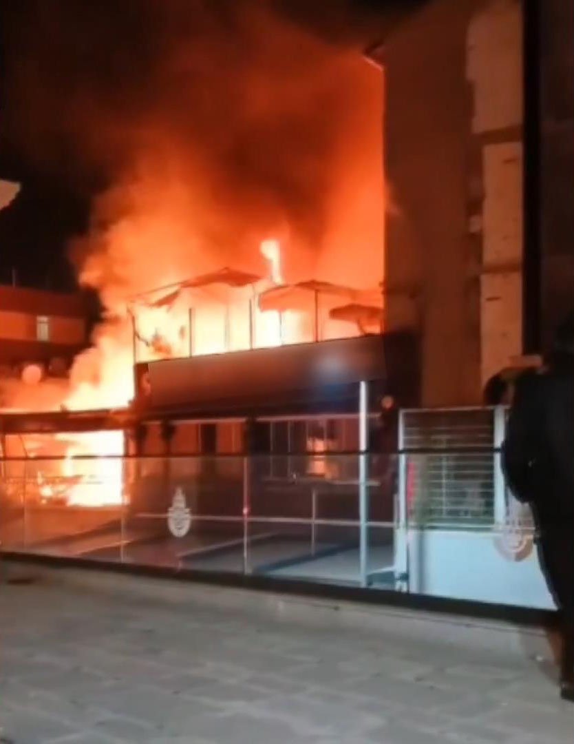 Üsküdar'da kafe alev alev yandı