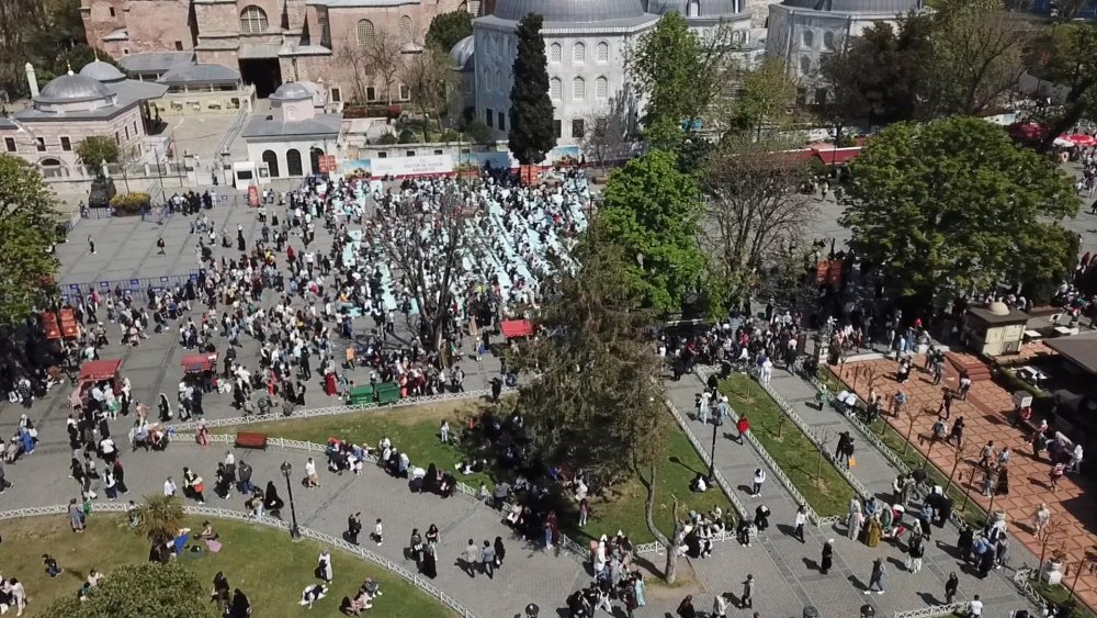 Ayasofya ve Sultanahmet Camii'nde cuma namazı yoğunluğu: Havadan böyle görüntülendi