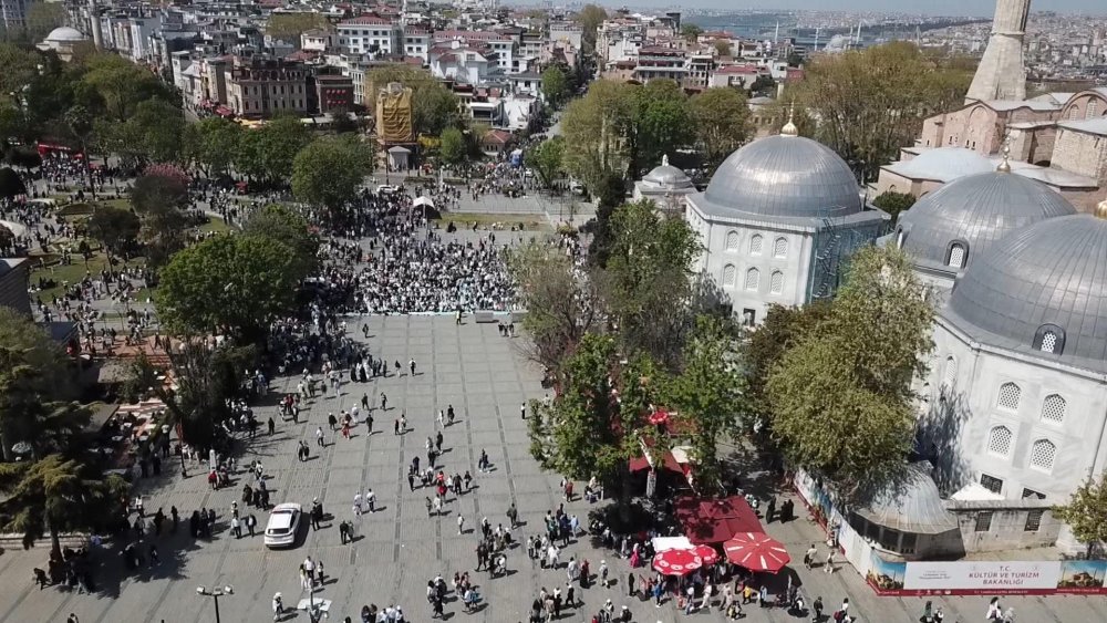 Ayasofya ve Sultanahmet Camii'nde cuma namazı yoğunluğu: Havadan böyle görüntülendi