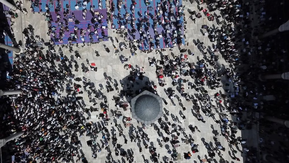 Ayasofya ve Sultanahmet Camii'nde cuma namazı yoğunluğu: Havadan böyle görüntülendi